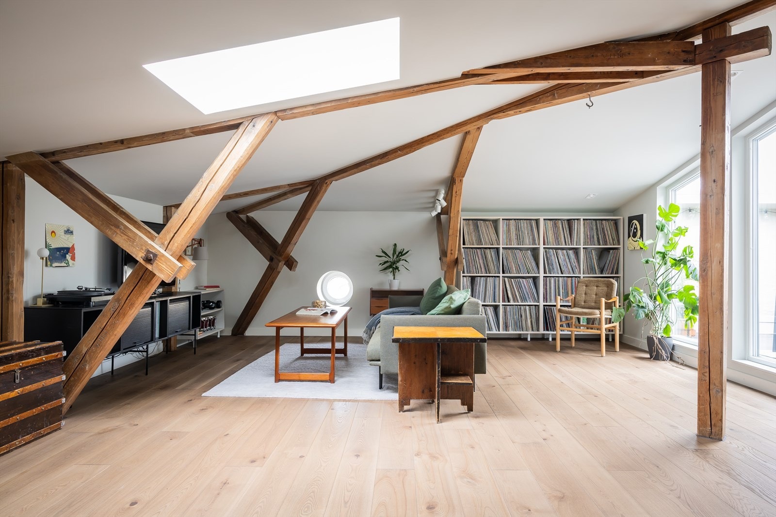 Luftig og unik loftstue med utgang til takterrasse. Galleribilde