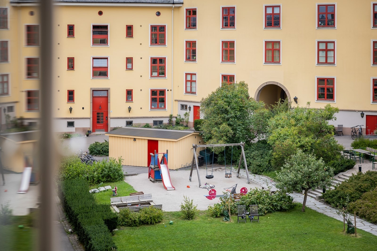 Bakgården har en flott lekeplass for de minste og ligger skjermet til. Galleribilde