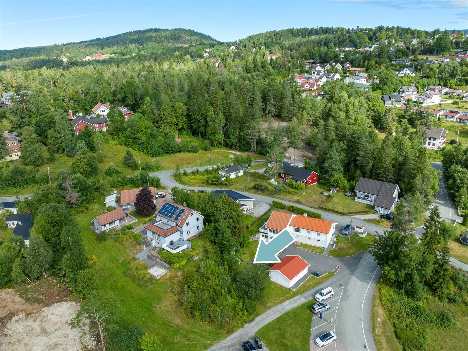 Det er kort avstand til barnehager, skoler, dagligvareforretninger, idylliske tur- og rekreasjonsområder Galleribilde