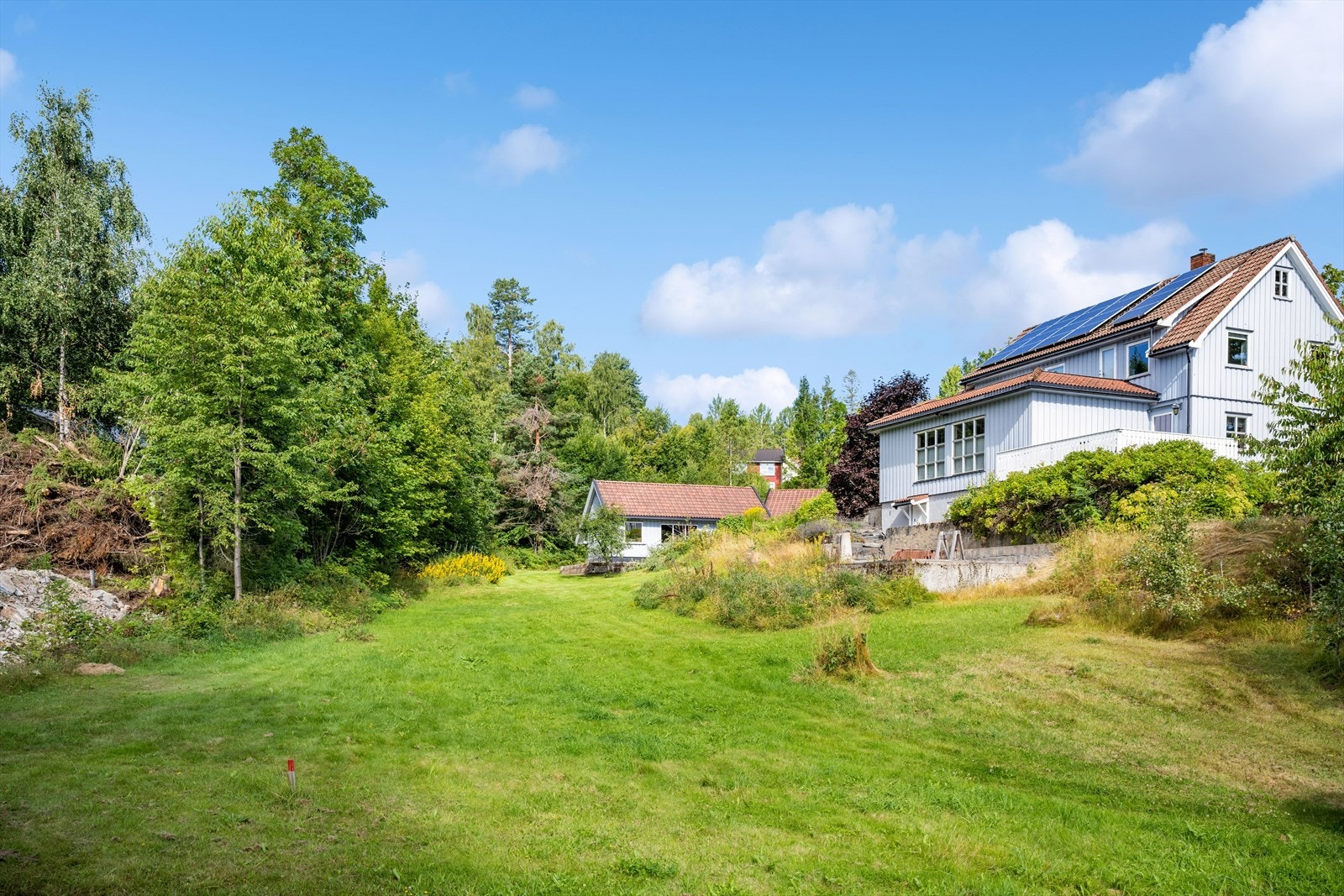 Begge tomtene ligger med adkomst til vei og er satt til Boligformål. Galleribilde