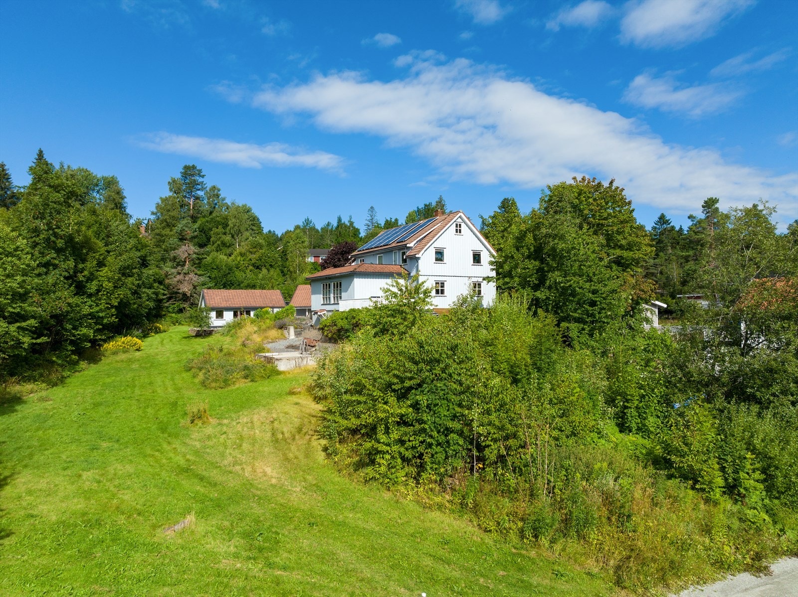 2 ubebygde, flate og utviklingsklare tomter på henholdsvis 630,90 m² (Gnr.80, Bnr.1664) og 688,7 m² (Gnr.80, Bnr.1663) selges samlet. Galleribilde