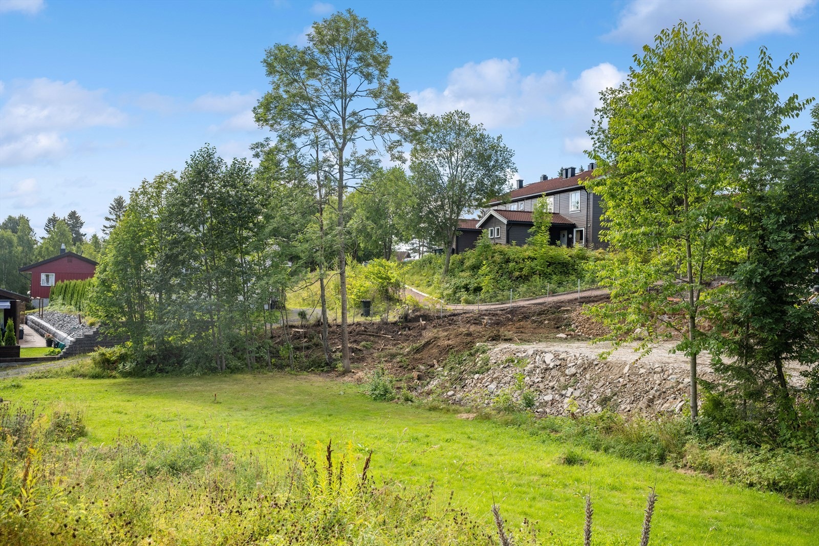 Nabotomt har godkjente byggetiltak og bygg er per dags dato under oppføring. Galleribilde