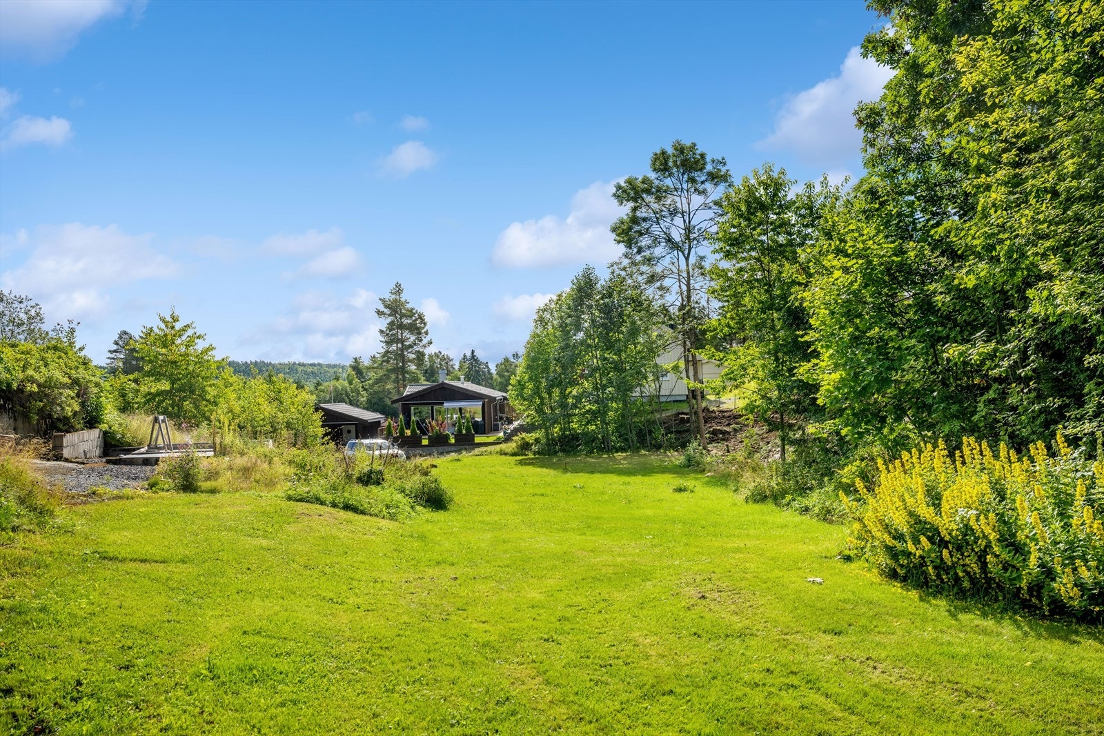 Begge tomtene ligger med adkomst til vei og er satt til Boligformål, og de har begge vann og avløp tilgjengelig på tomtene. Galleribilde