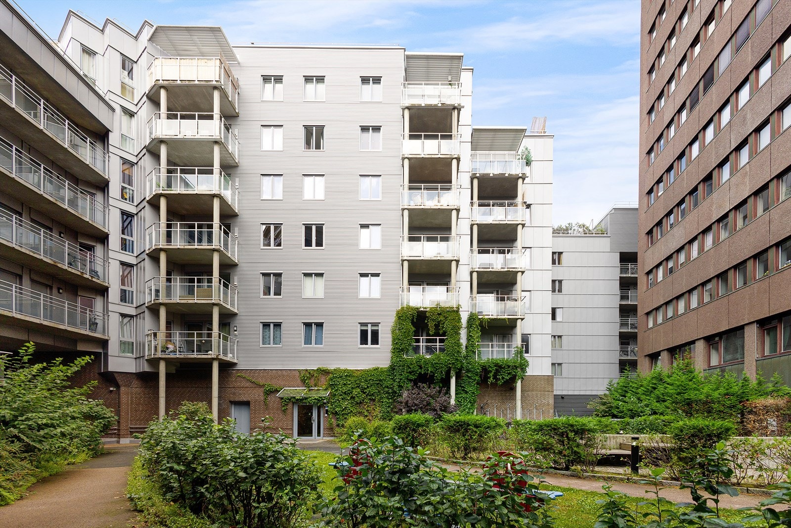 Hyggelig bakgård Galleribilde