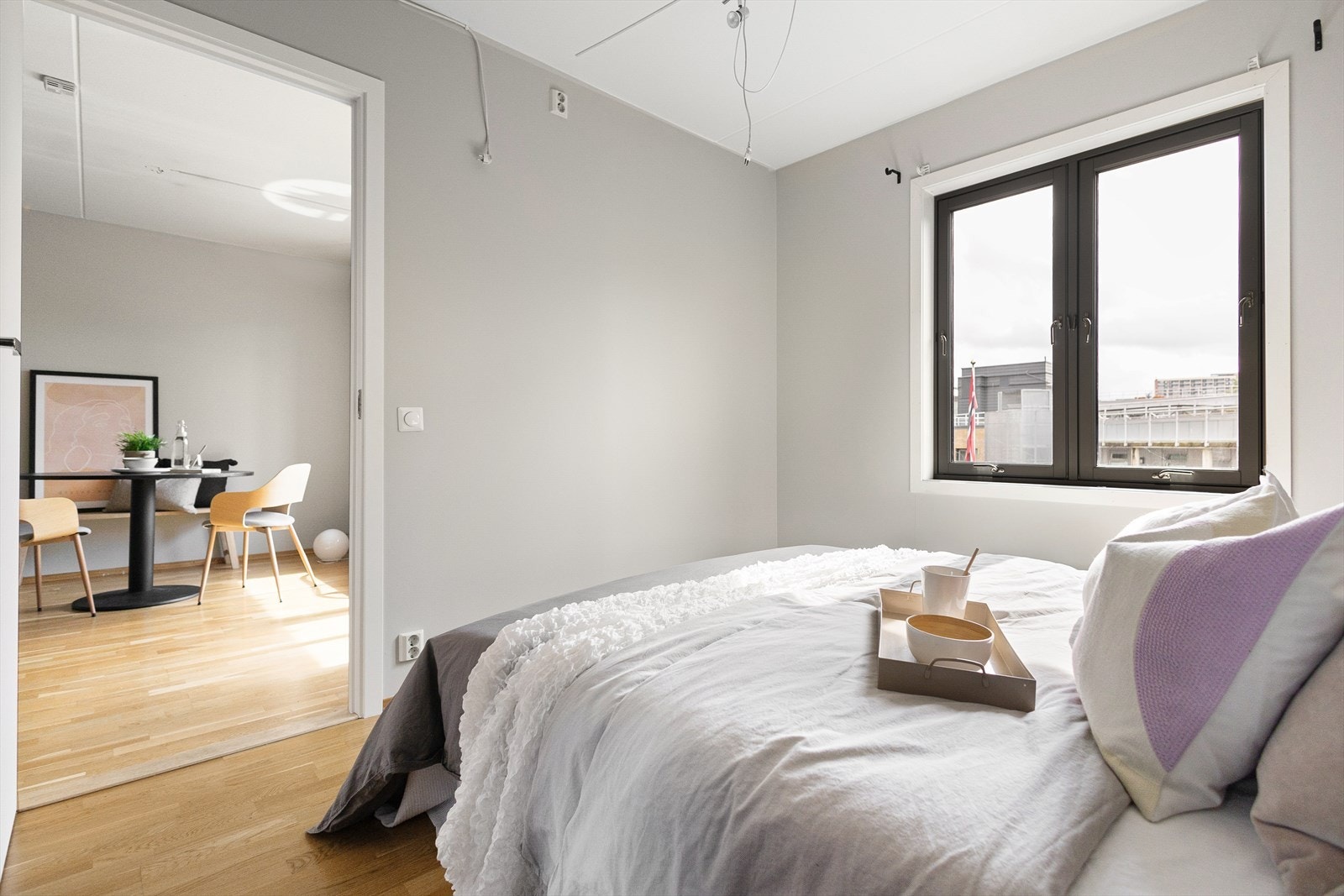 Soverom med gode vindusflater Galleribilde