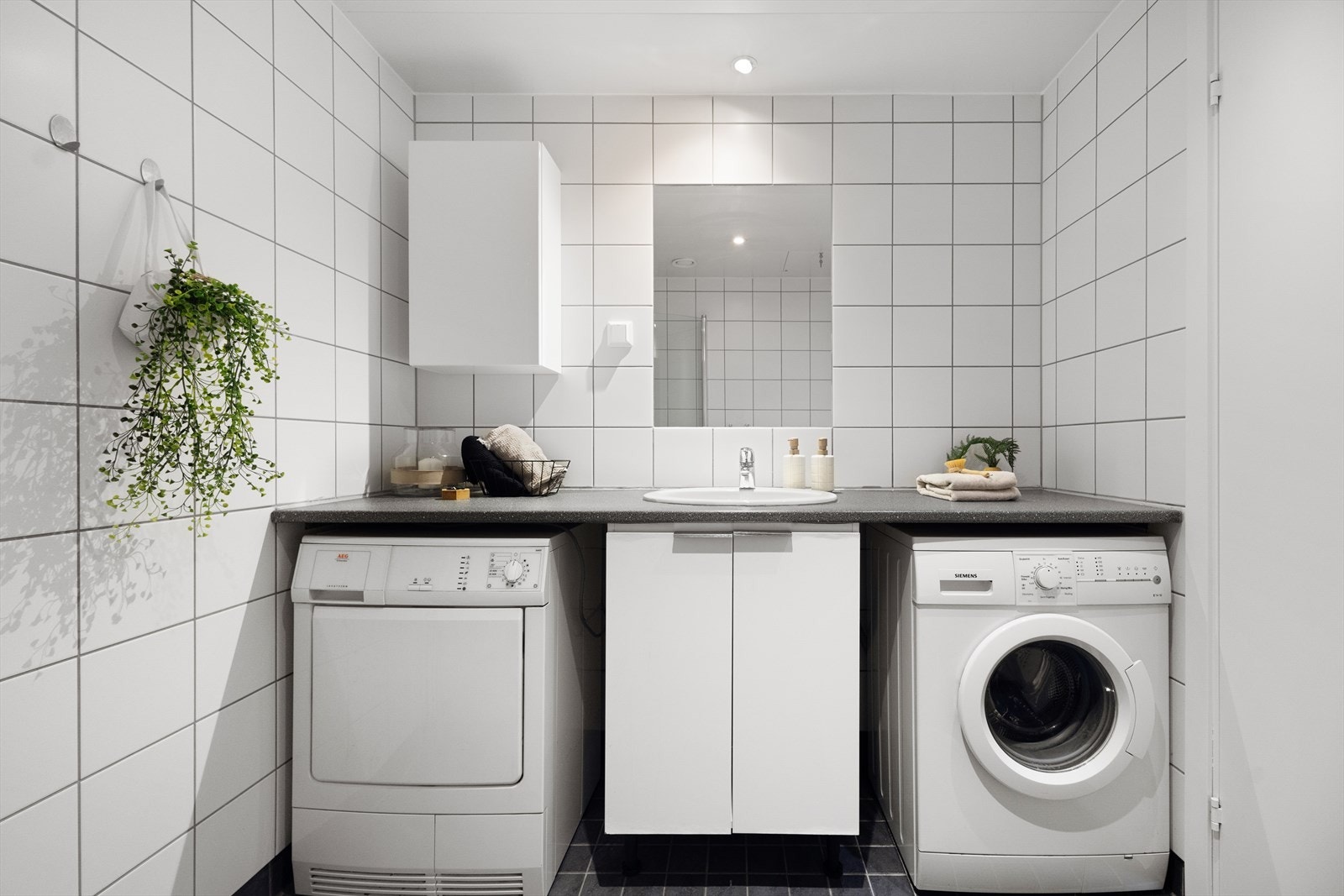 Bad med vaskemaskin og tørketrommel Galleribilde
