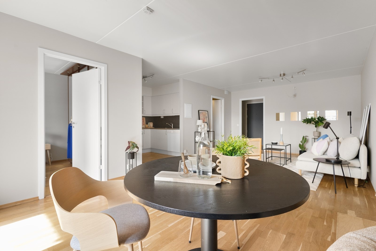 Stuen lar seg enkelt møblere med sofagruppe, spisebord og oppbevaringsmøbler Galleribilde