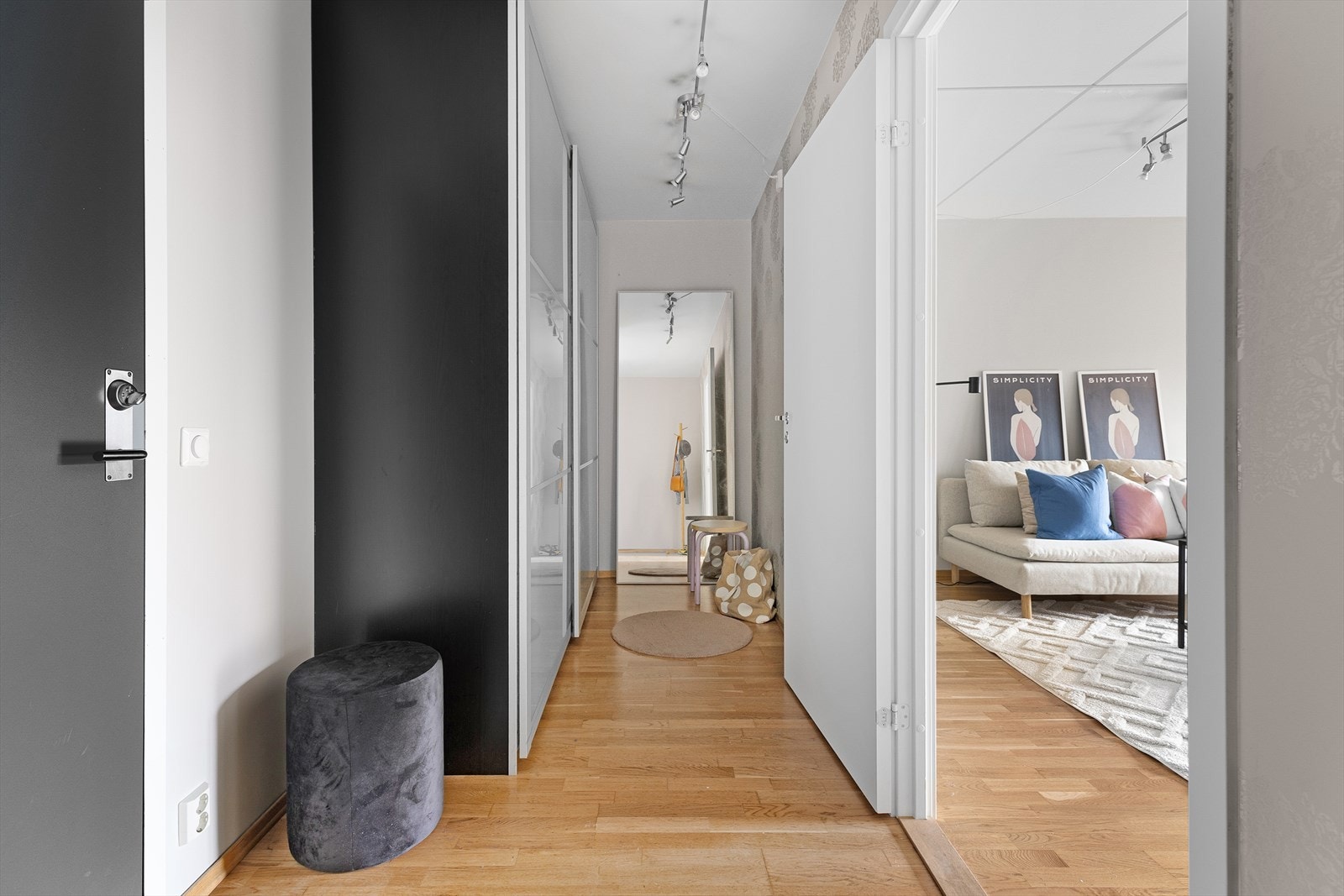 Romslig entré med god oppbevaring i skyvedørsgarderobe Galleribilde