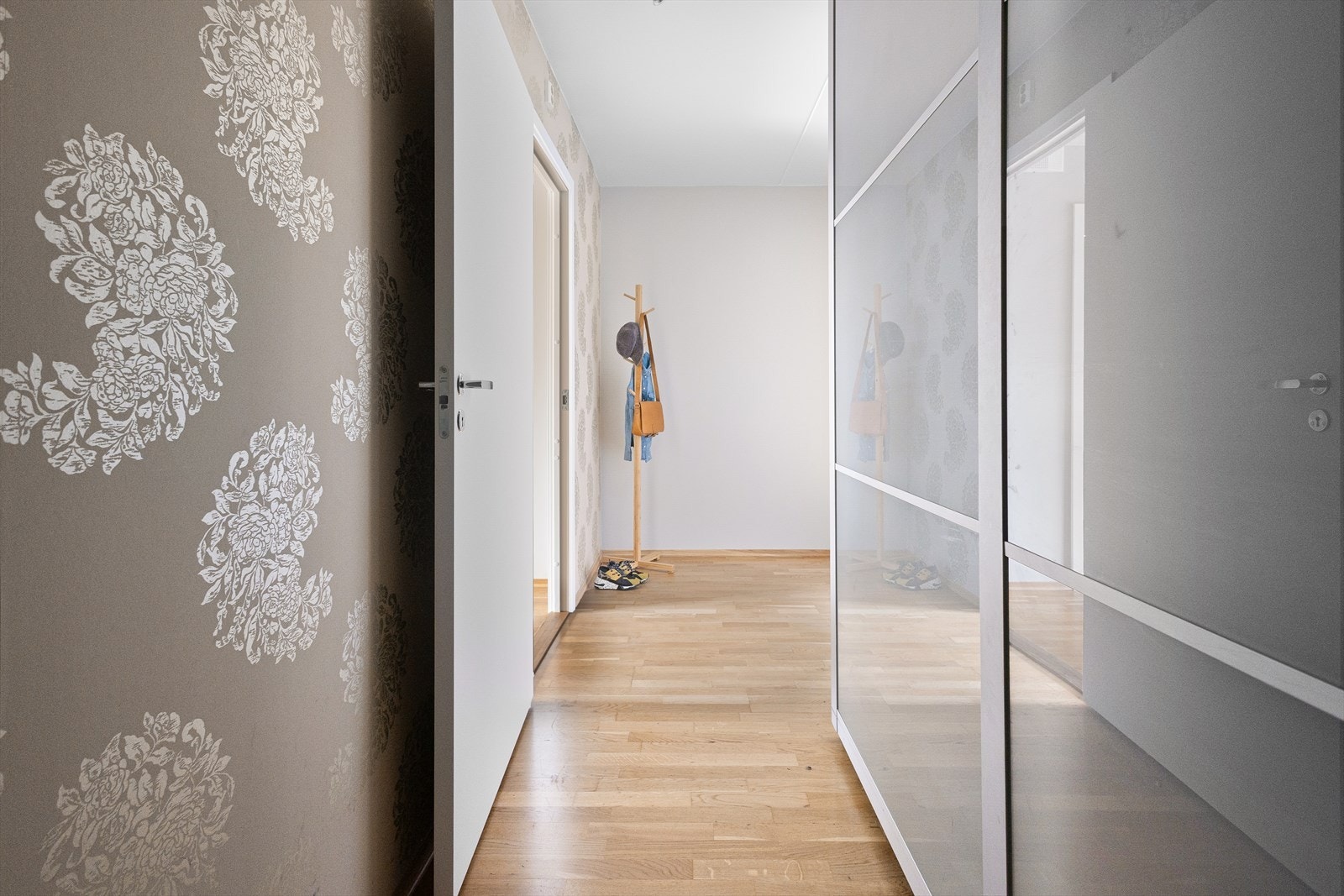 Leiligheten ligger i 5. etasje med adkomst via felles oppgang og heis Galleribilde