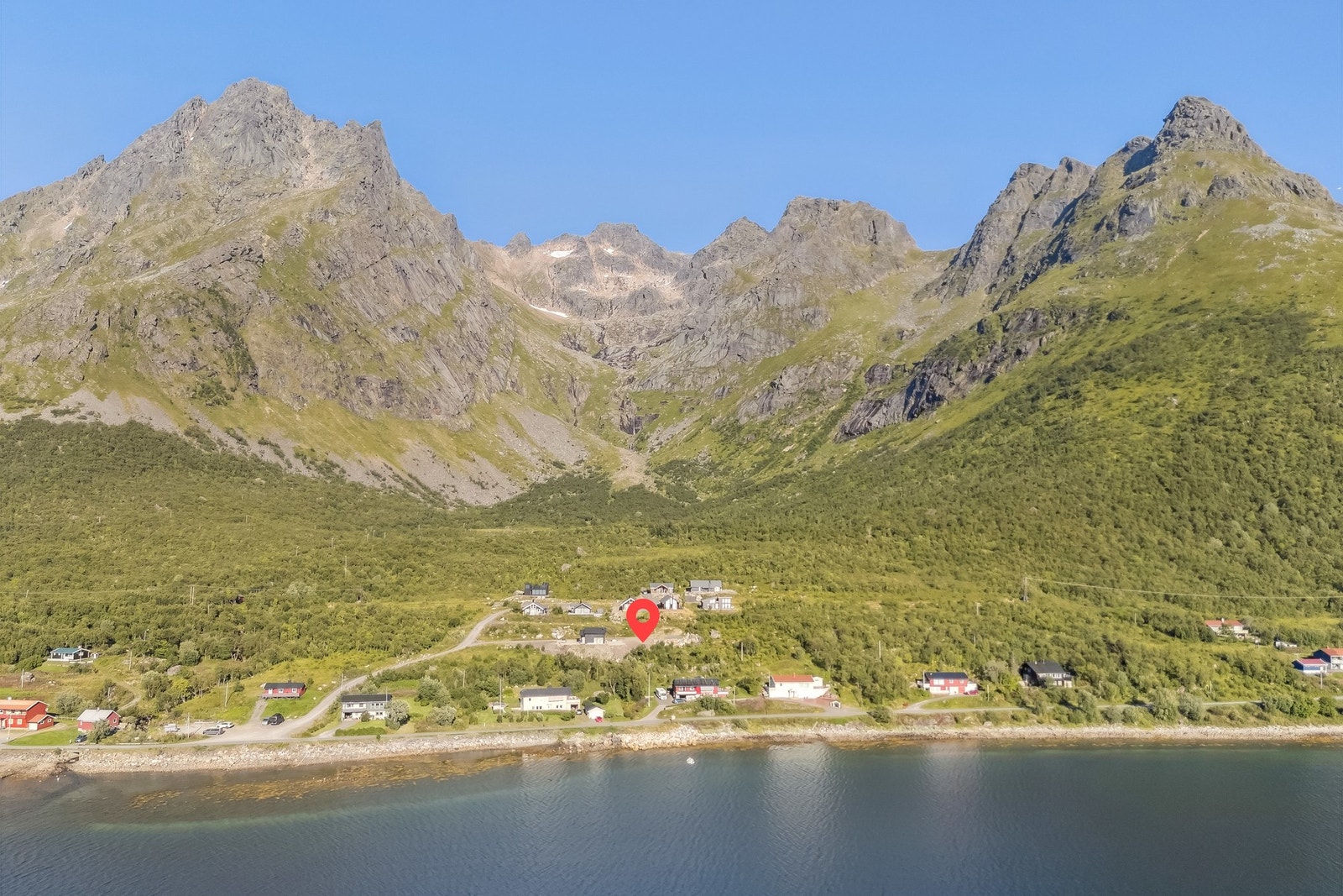 Her er det fantastisk turterreng like utenfor døren, enten man ønsker seg opp i fjellet, i marken eller ut på havet. Galleribilde