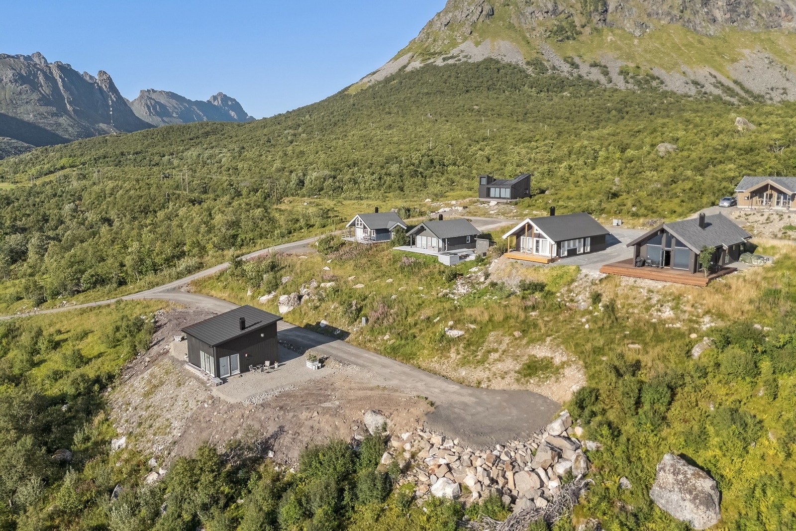 Velkommen til Geitgaljen. Tomten ligger i flotte omgivelser på Liland innerst i Austnesfjorden. Foto: EFKT. Galleribilde