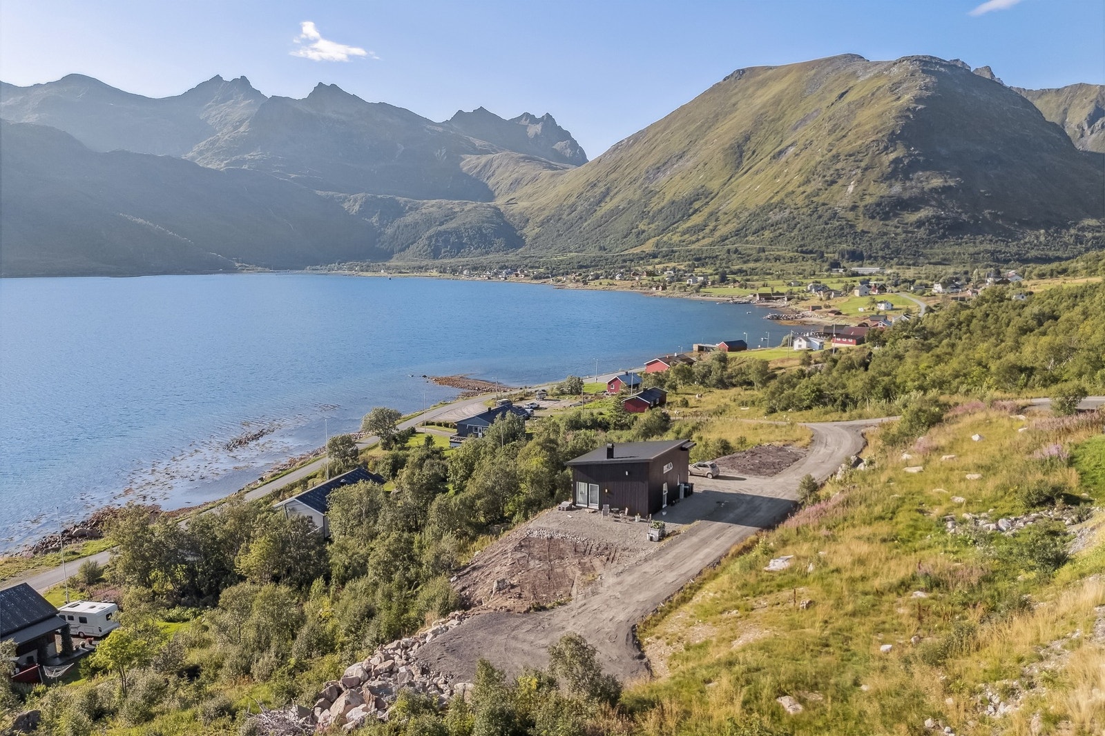 Tomten selges som en naturtomt, og må opparbeides av kjøper. Det er etablert adkomst med privat gruset vei til tomten. Galleribilde
