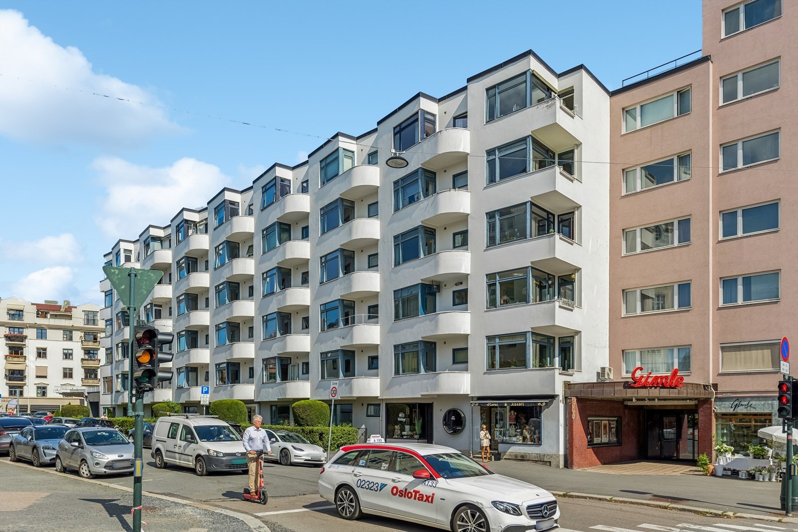 Her bor du svært sentralt til på Frogner med nærhet til alt, i pent bygg med heis. Galleribilde