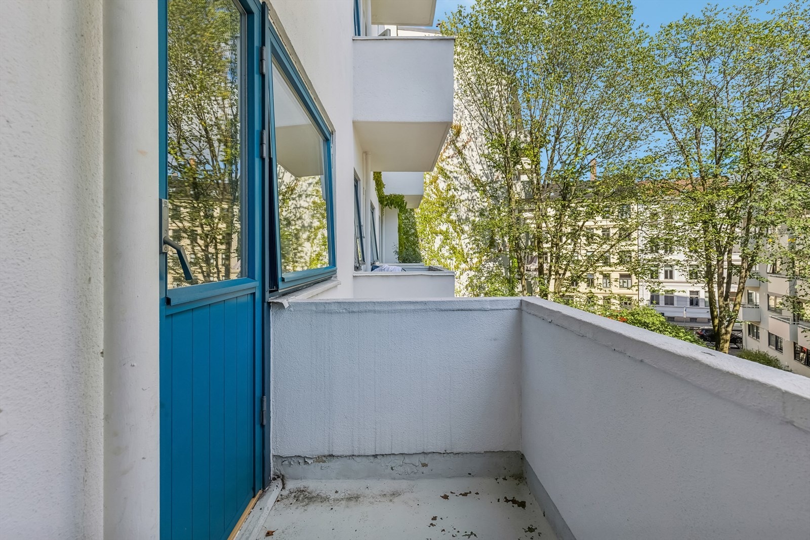 Østvendt balkong på ca 2 kvm som vender ut mot bakgård. Galleribilde