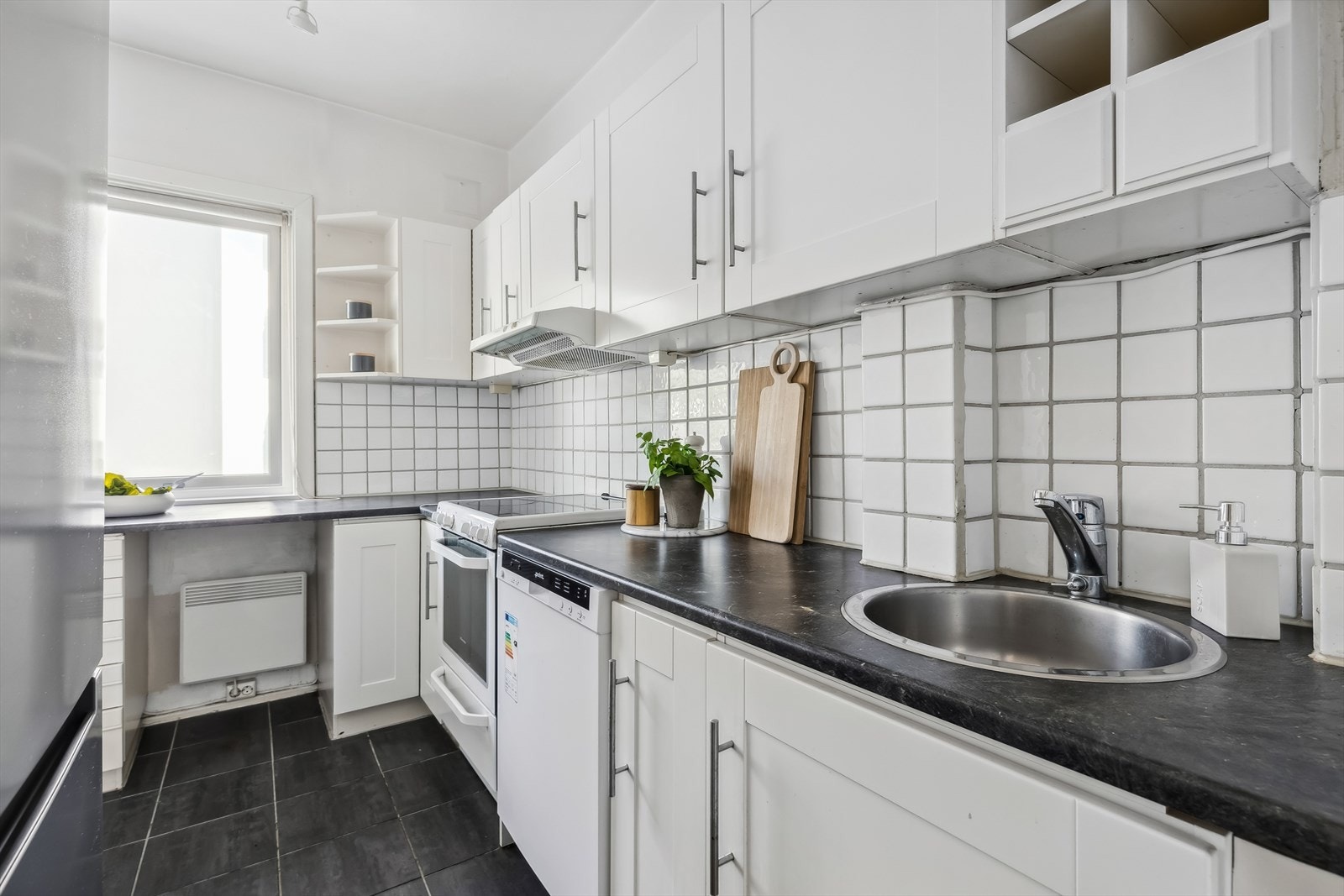 Separat kjøkken med profilert innredning og laminat benkeplater. Galleribilde