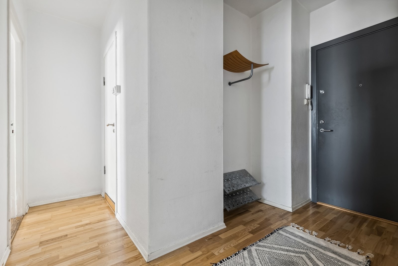 Smart nisje i entréen til å henge fra seg yttertøy. Galleribilde