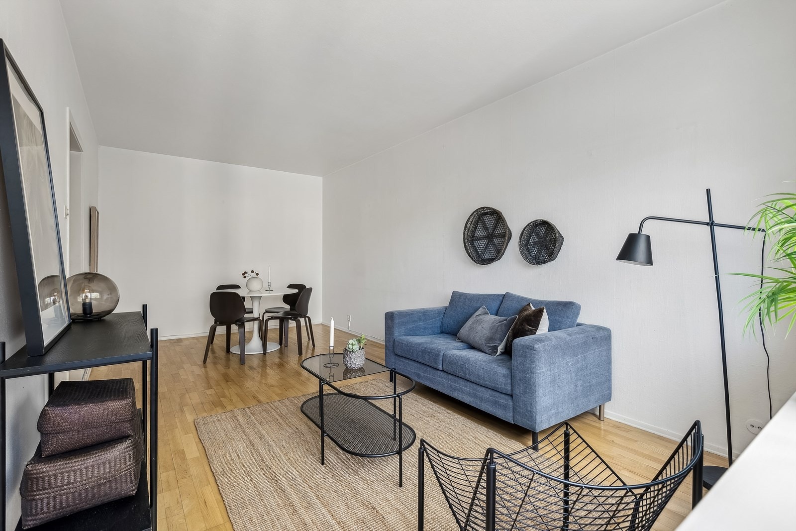 Her i stuen har du plass til både stor sofaseksjon og spisebord. Galleribilde