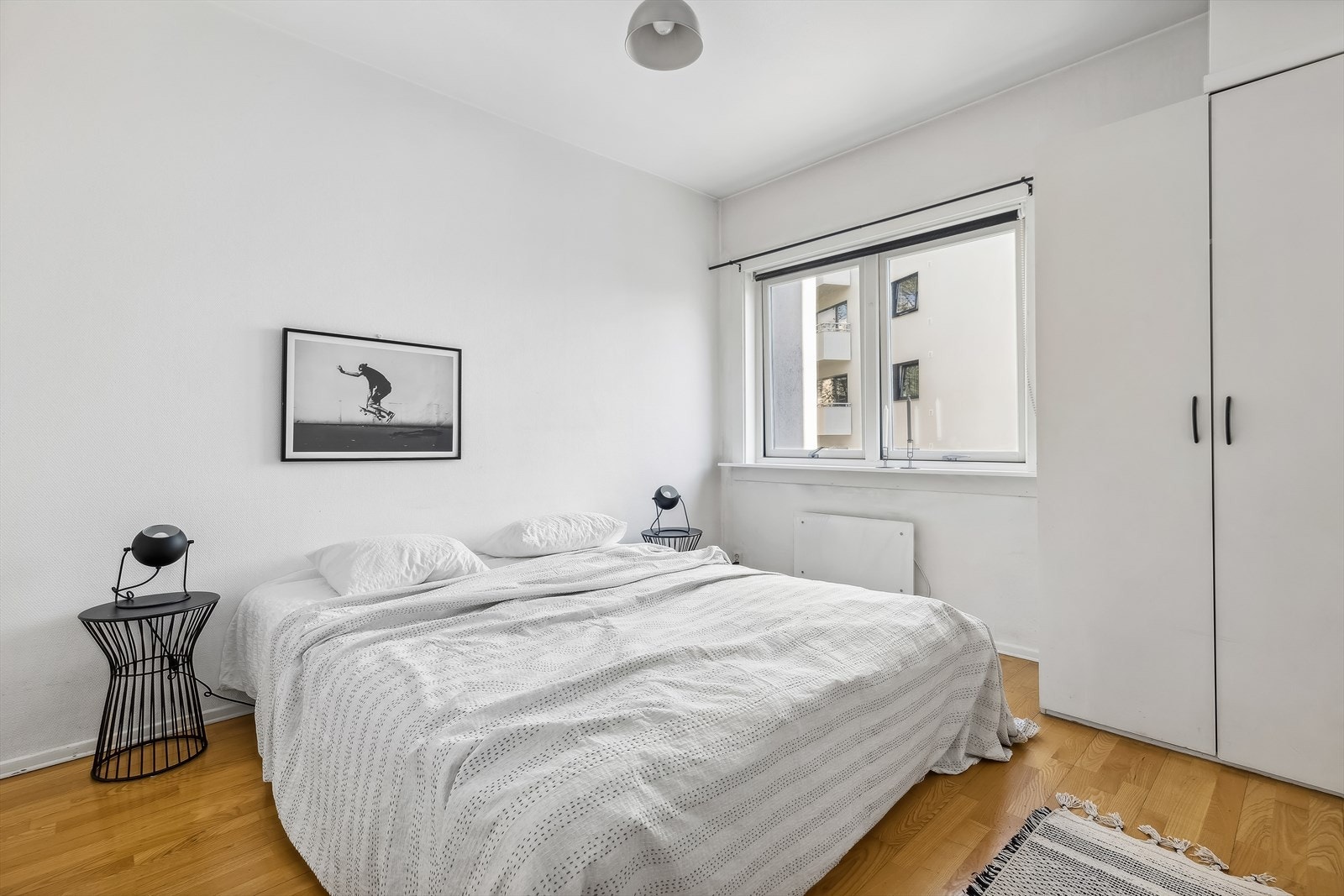 Stort soverom med plass til dobbeltseng. Galleribilde