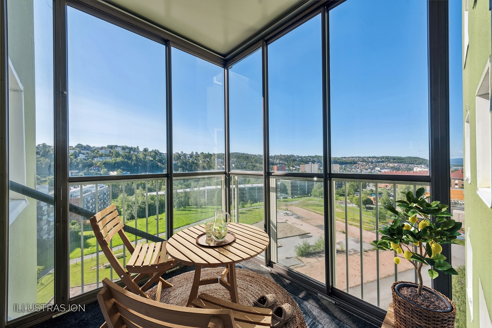 Flytt rett inn eller gjør det du ønsker for å skape ditt eget drømmehjem. Flotte lys-og solforhold med vindu fra 3 sider. 7 kvm innglasset og skjermet balkong hvor du kan lage din egen oase og nyte både solrike dager og lune kvelder. Galleribilde