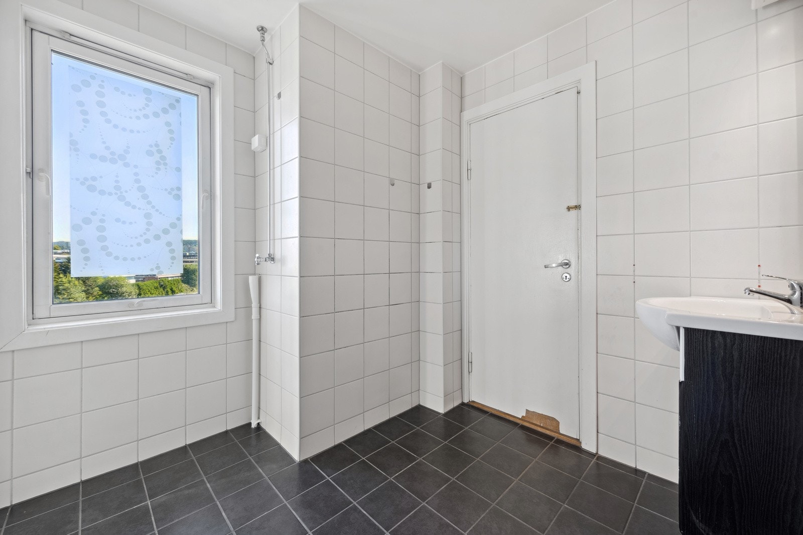 2021 Nytt flislagt gulv med nye varmekabler. Praktisk med vindu for gode lufteforhold. Galleribilde