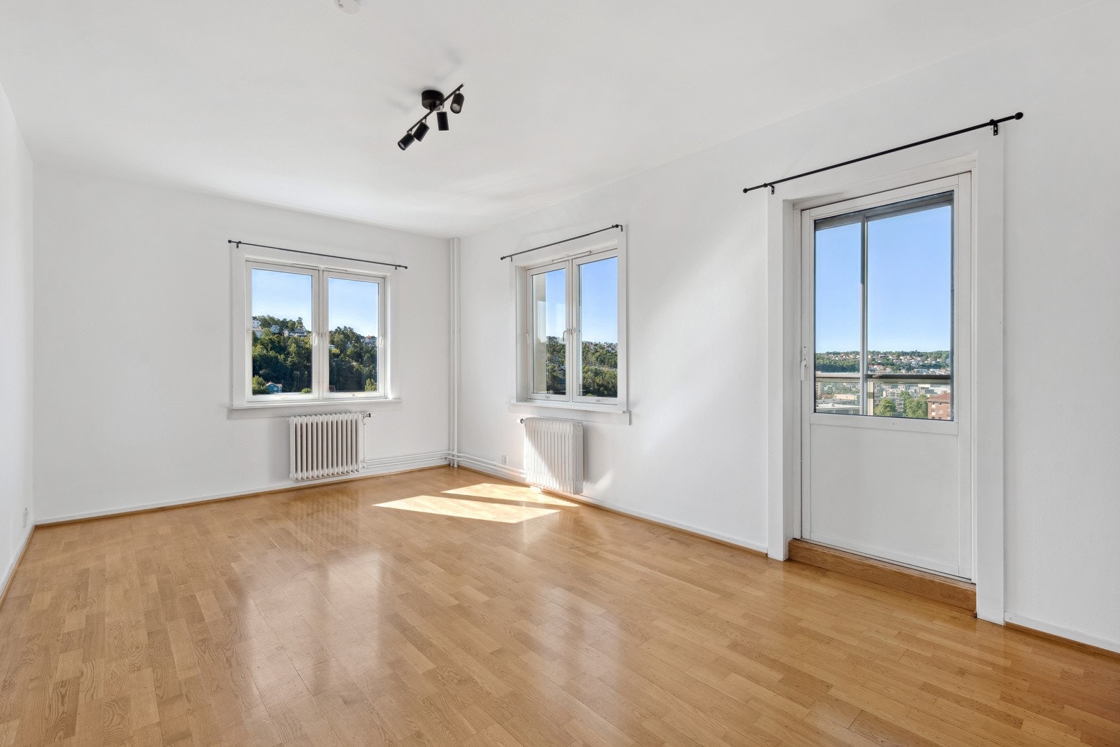 Flotte lys-og solforhold i stuen med vindu fra 2 himmelretninger. Galleribilde