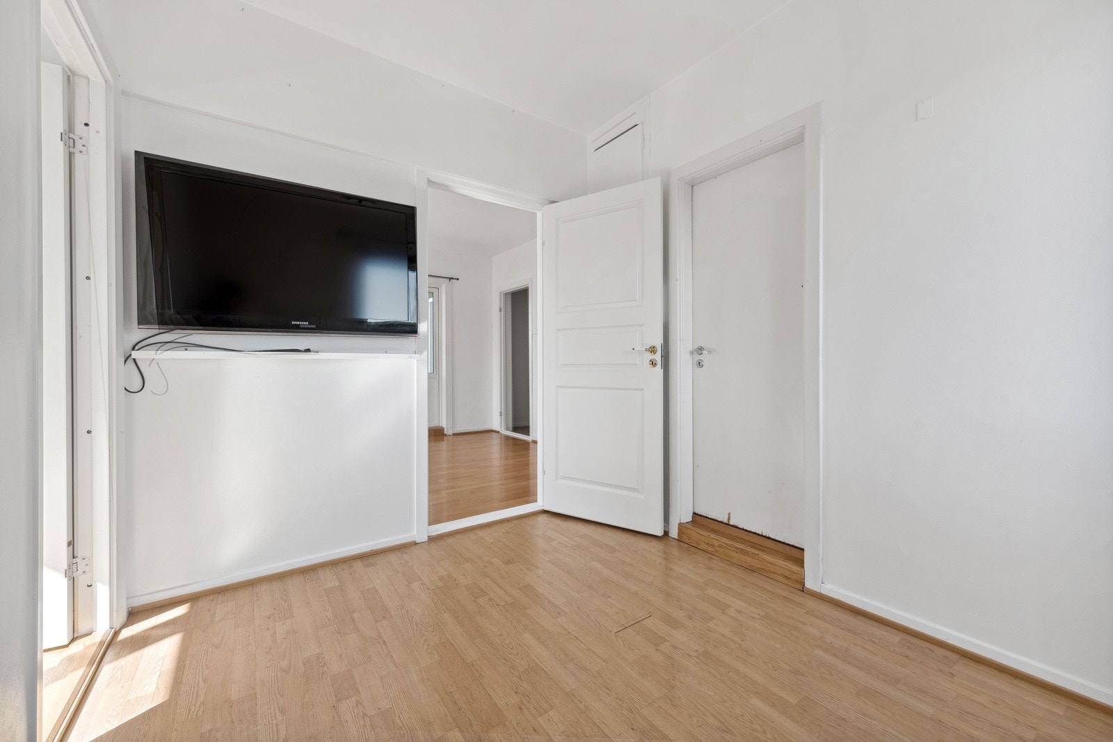 Soverom 2, opprinnelig var soverom 2 og 3 et rom. Vinduer fra flere sider gjør det enkelt å dele rommet. Tv i rom 2 vil følge leiligheten. Galleribilde