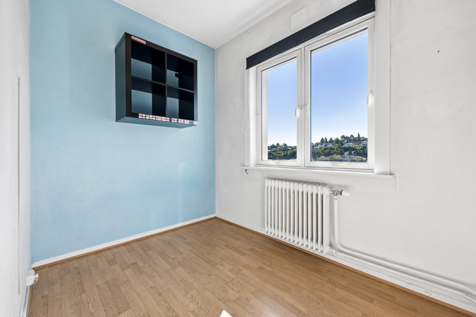 Soverom 3, god størrelse. Passer fint som barnerom, kontor eller gjesterom. Galleribilde