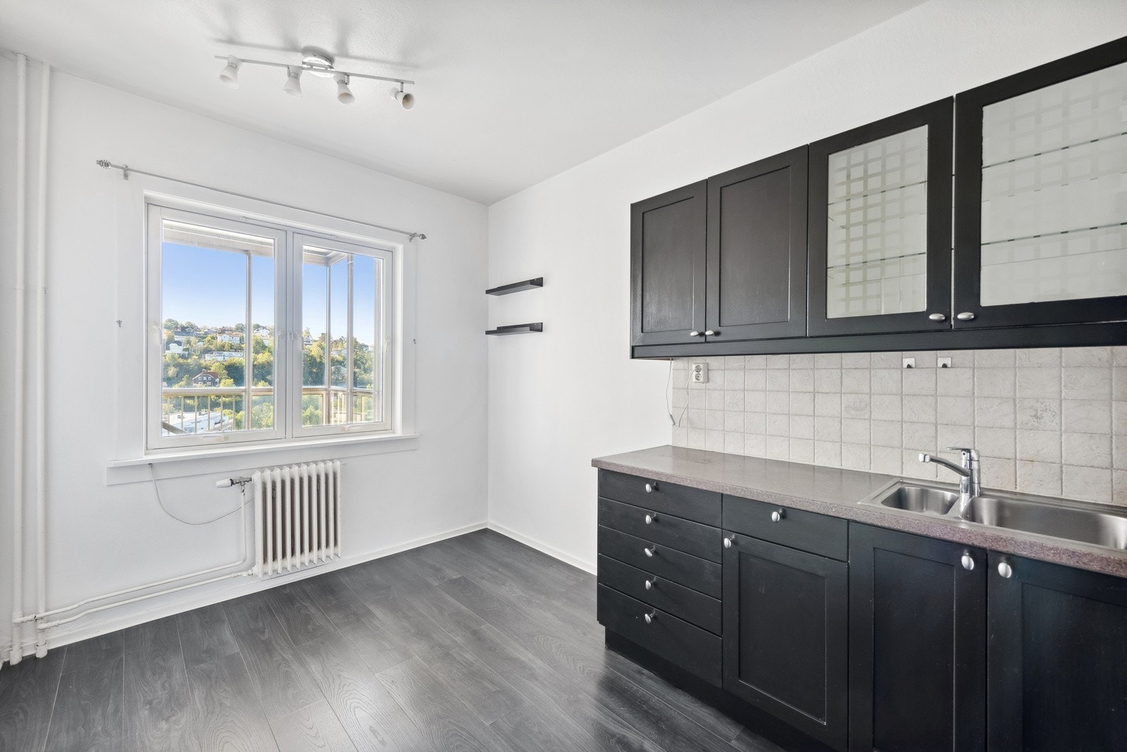 Integrerte hvitevarer som kjøleskap med frysedel, komfyr og oppvaskmaskin følger leiligheten. Galleribilde