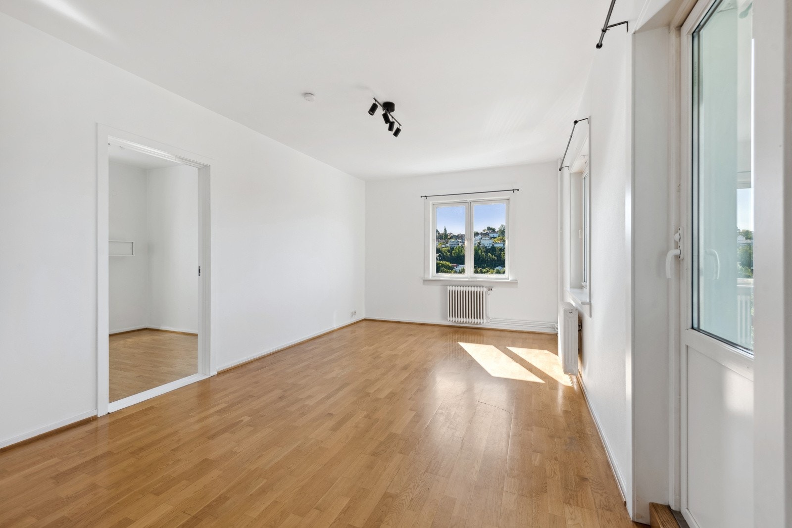 Stue med utgang til balkong. Galleribilde