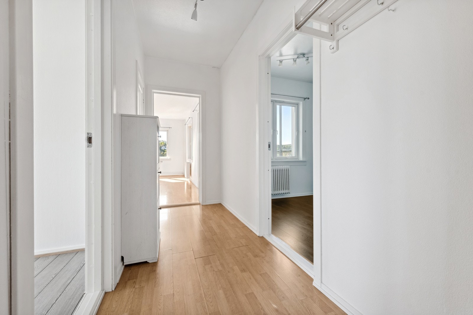 Entreén er et hyggelig rom å ønske venner og familie velkommen. Nytt callinganlegg i 2016. Heis direkte til etasjen. Heisen er ny i 2015. Galleribilde