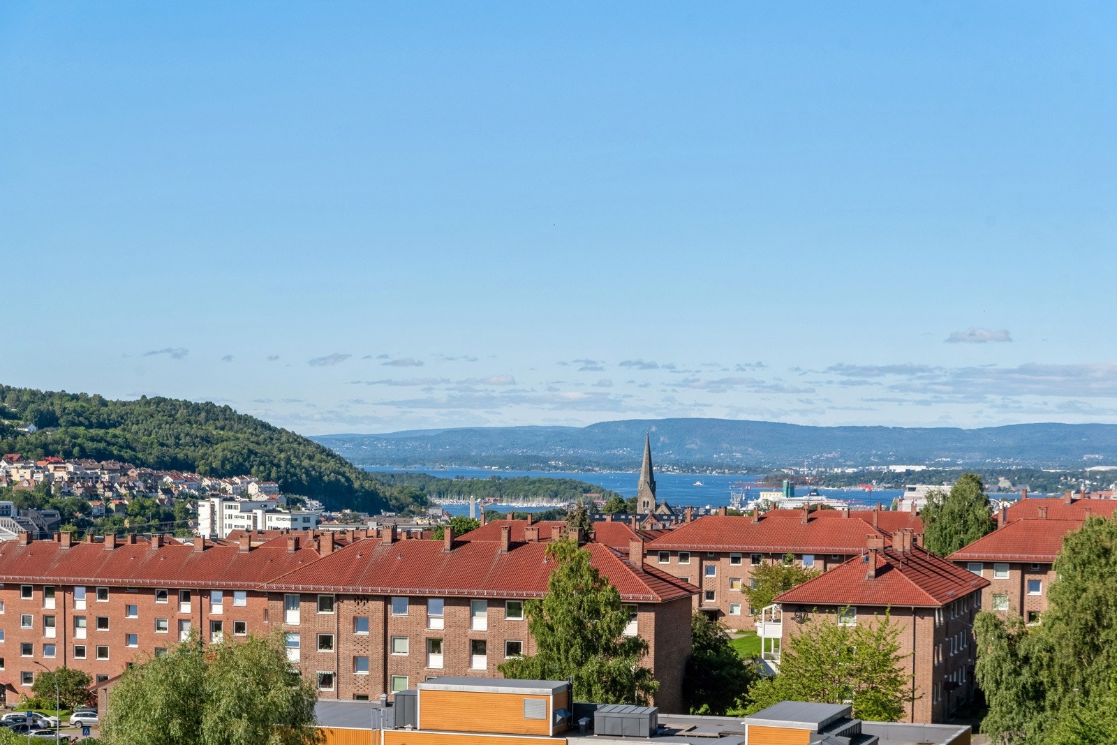 På "et av byens tak", populære Etterstad, nyt utsikten fra egen balkong og fra stuen. Galleribilde