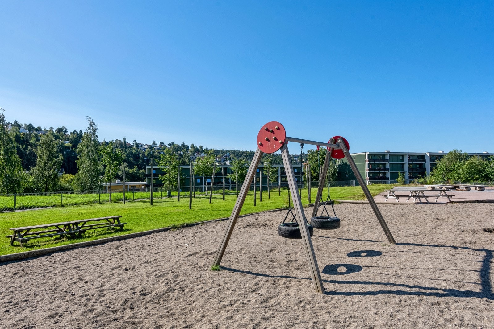 I 2022 gjennomførte borettslaget utenomhusprosjekt med etablering av grøntarealer med lekeplasser og sittegruper. Galleribilde