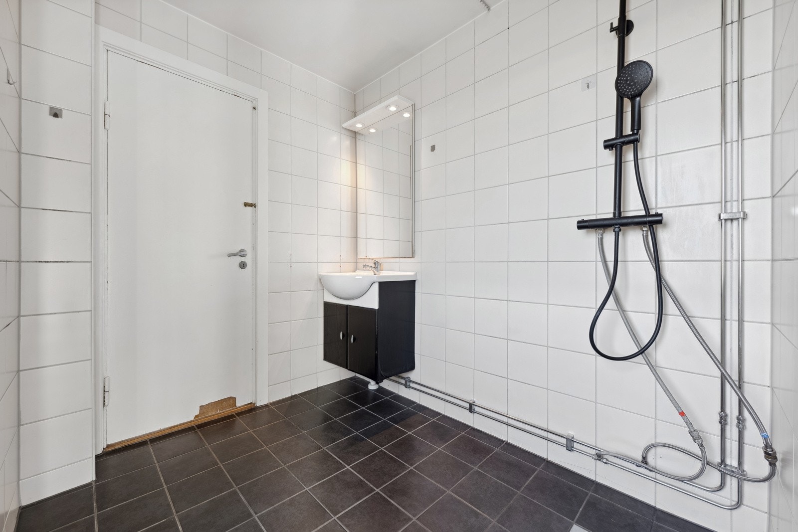 Bad og toalett er rehabilitert i regi av brl. i 2009. Godt valg av fliser. Servant med innredning, dusj og opplegg for vaskemaskin. Galleribilde