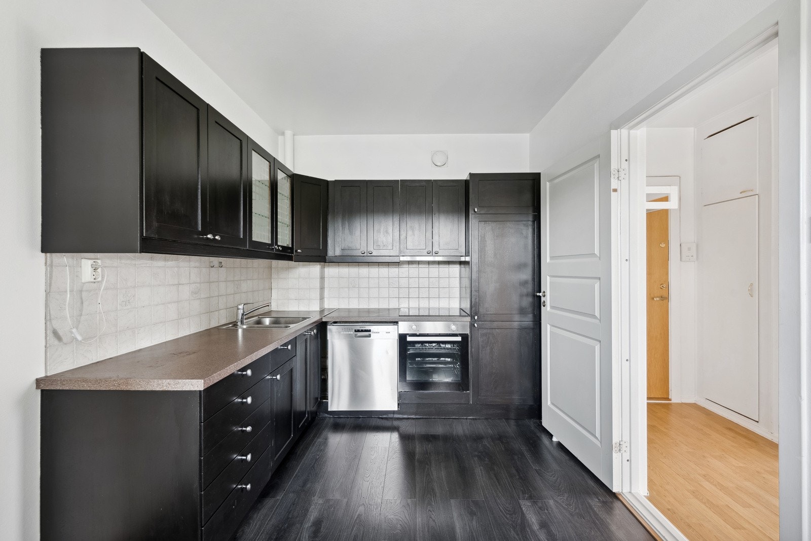 Kjøkkeninnrednng fra 2010. Godt planlagt innredning med mye skap-og benkeplass. Galleribilde