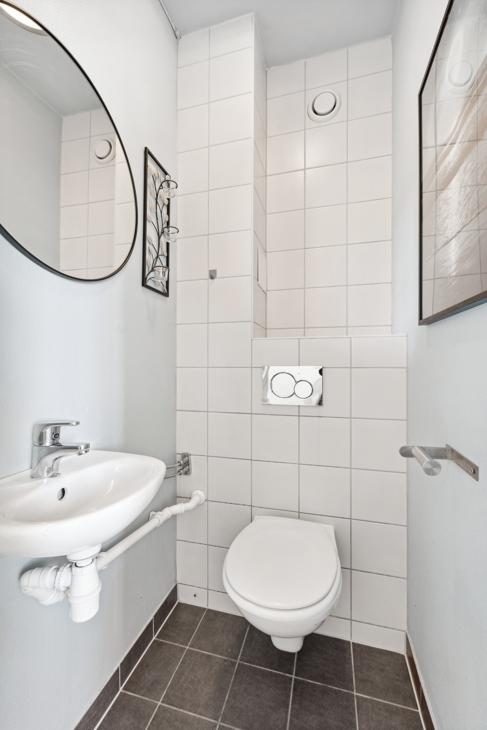 Separat toalett med vegghengt do, servant og speil. Rehabilitert i regi av brl. i 2009. Galleribilde