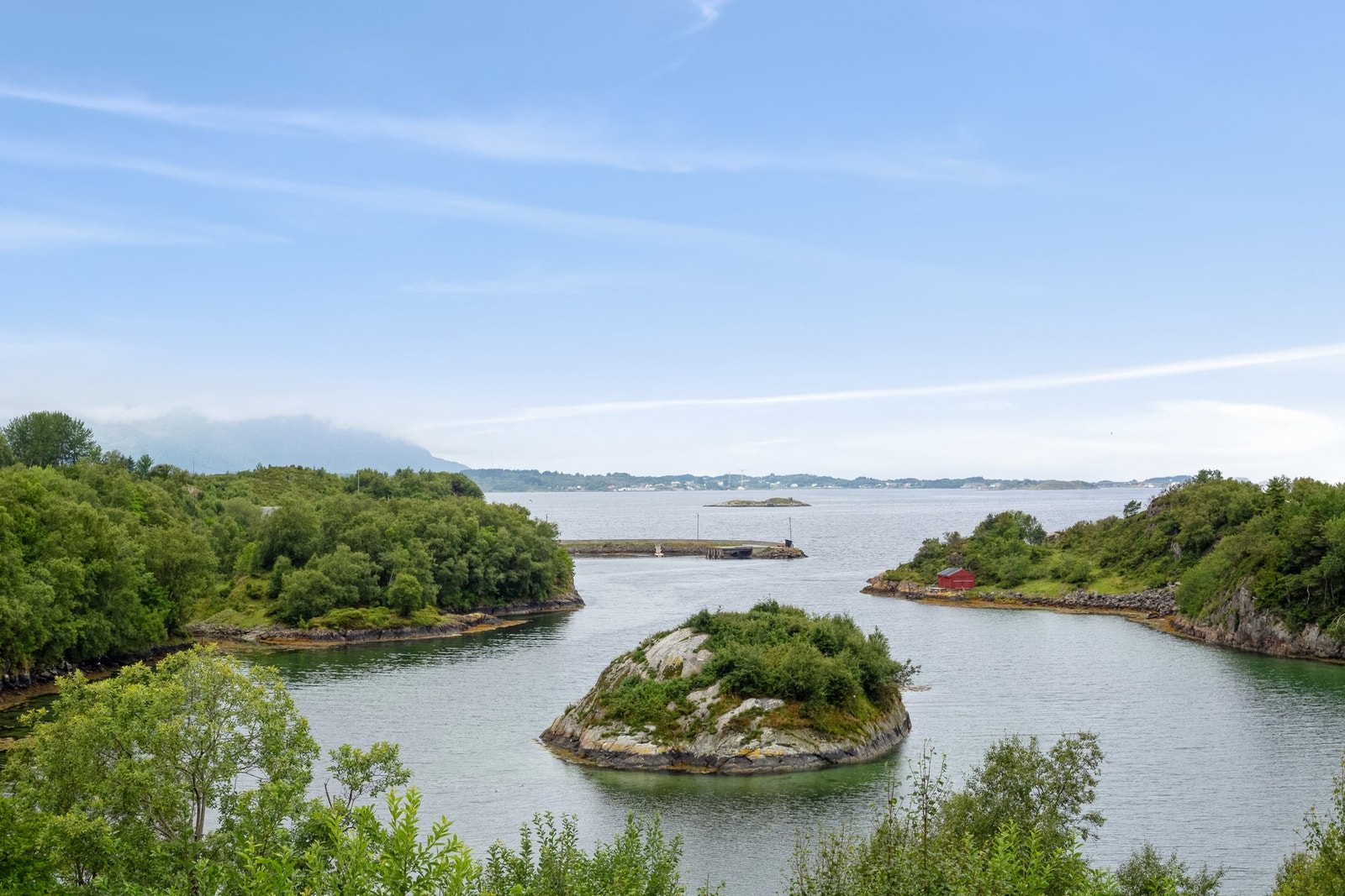Eiendommen ligger et steinkast fra Atlanterhavsveien og fine natur og friluftsområder Galleribilde