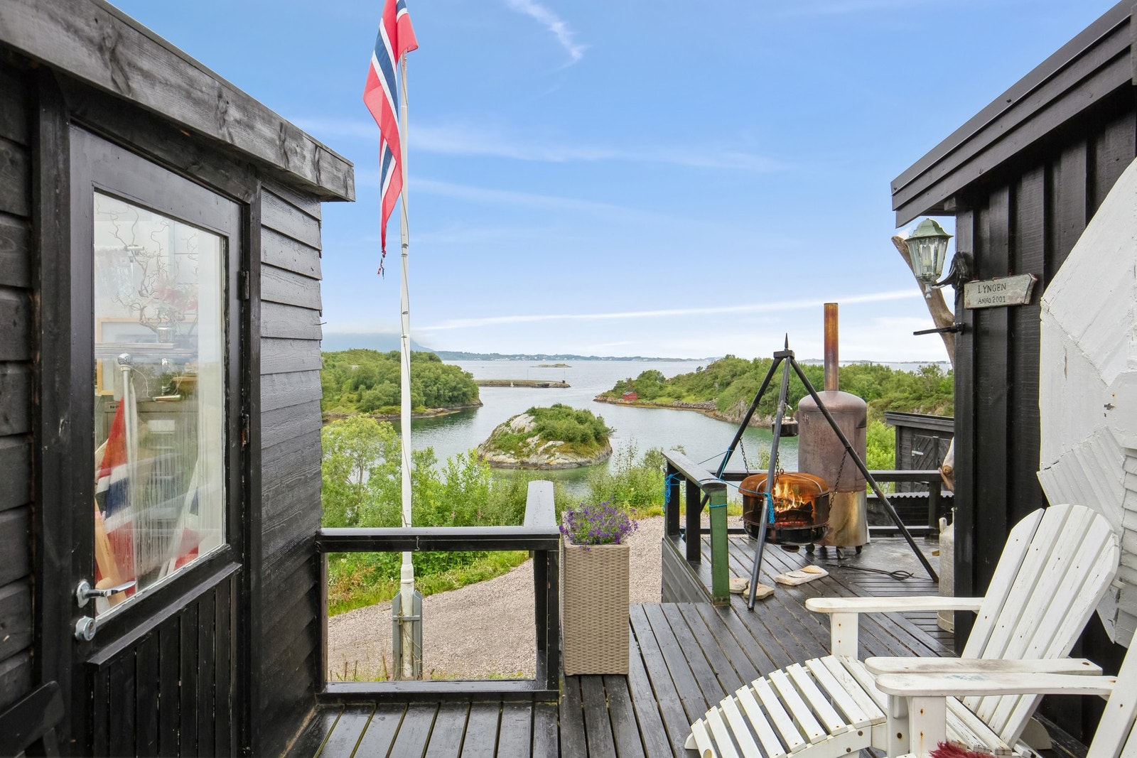 Eiendommen ligger med kort vei til butikk m.m. på Kårvåg. Galleribilde