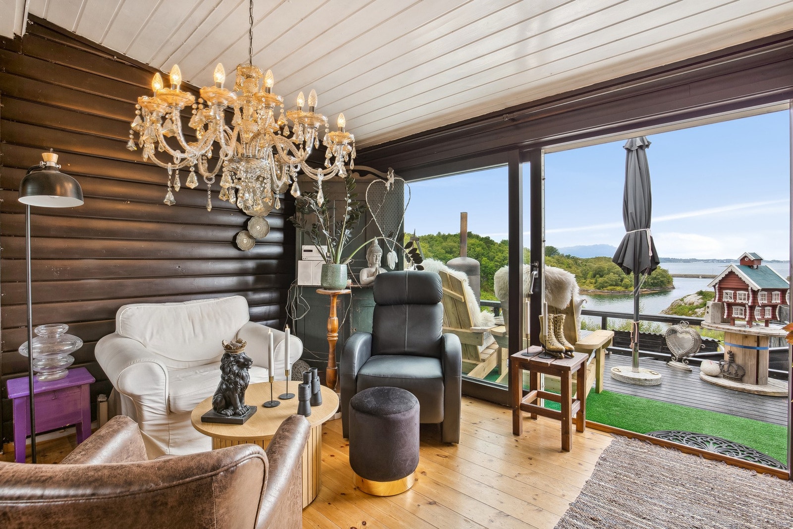 Stue med store vindusflater Galleribilde