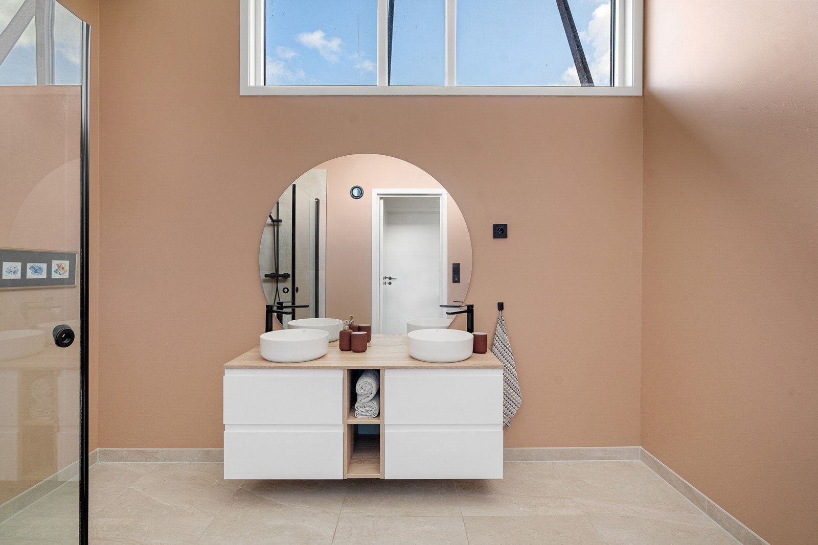 Flott bad med fliselagt gulv og pen baderomsinnredning Galleribilde