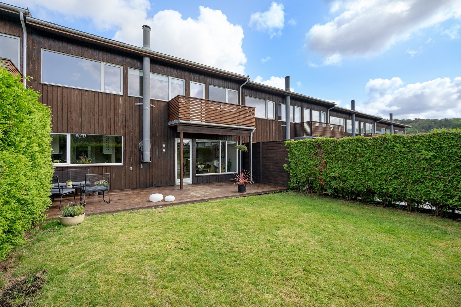 Usjenert hage og god terrasse Galleribilde