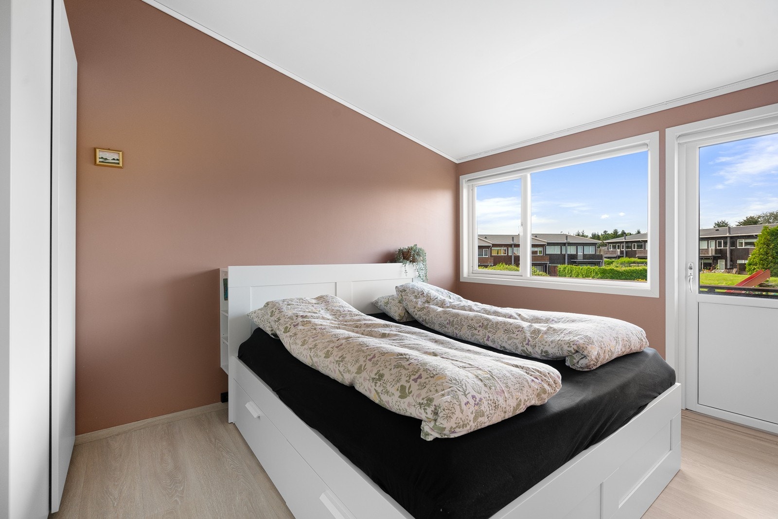 Soverom med utgang til balkong Galleribilde