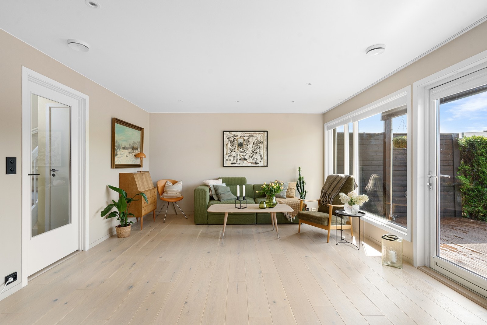 Stor og luftig stue med mange vindusflater Galleribilde