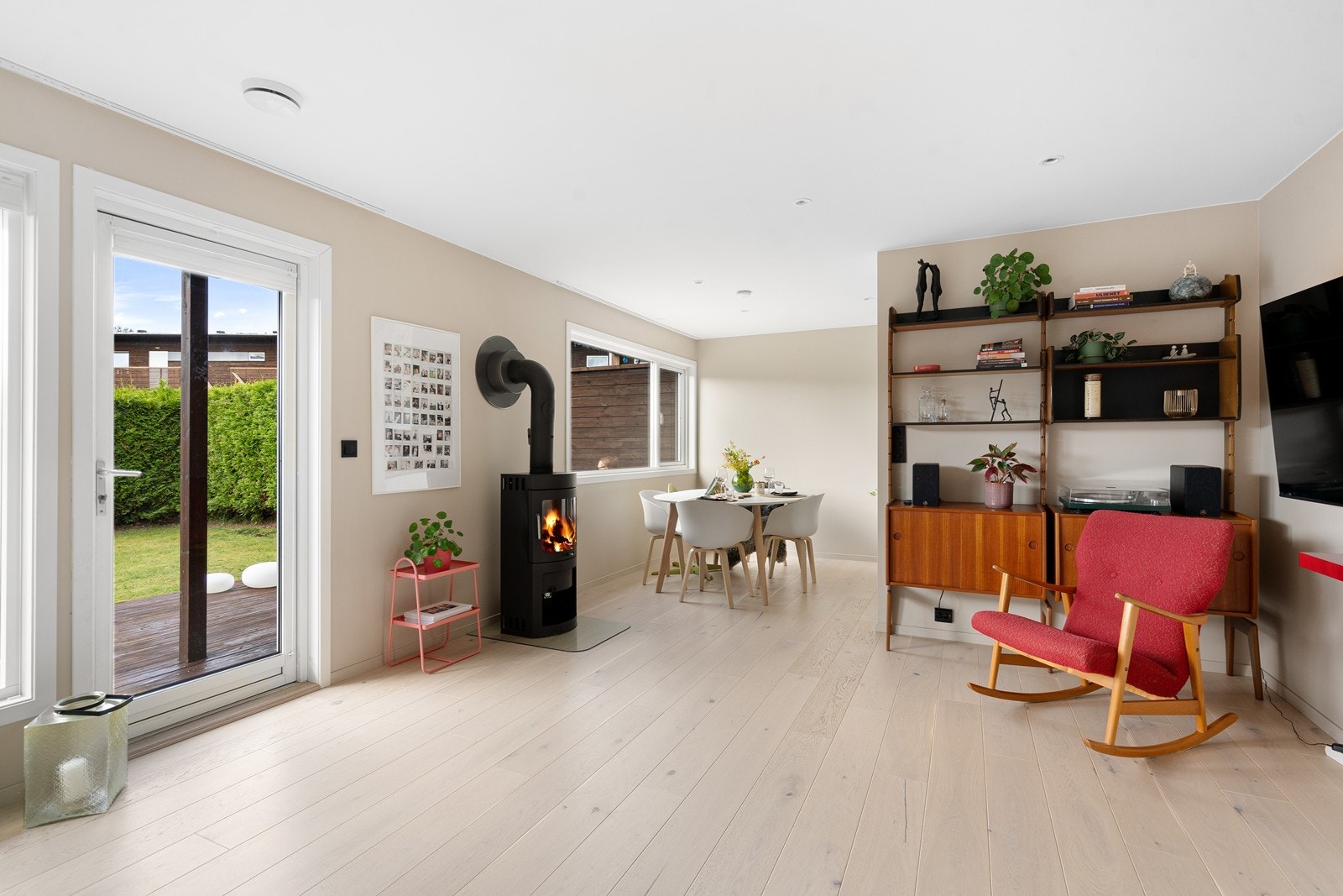 Kjekt med vedovn til kjølige dager. Utgang til terrasse og hage fra stuen Galleribilde