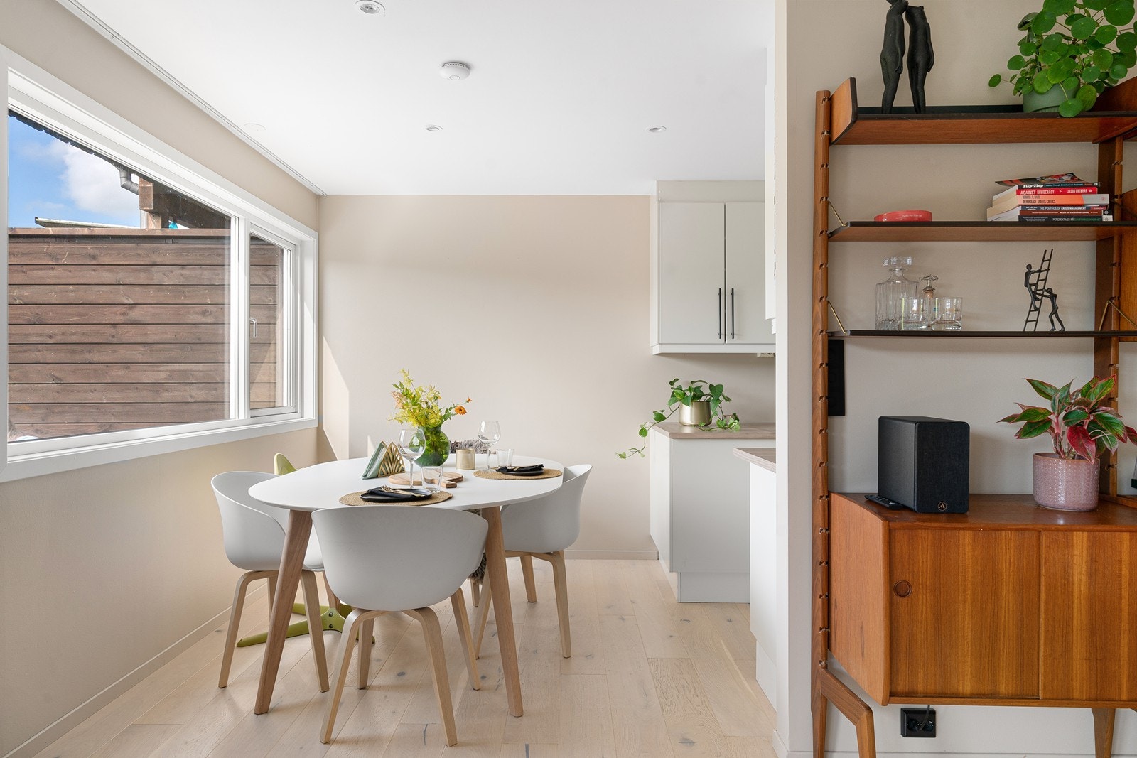 Mot kjøkkenet er det også god plass til spisestue Galleribilde