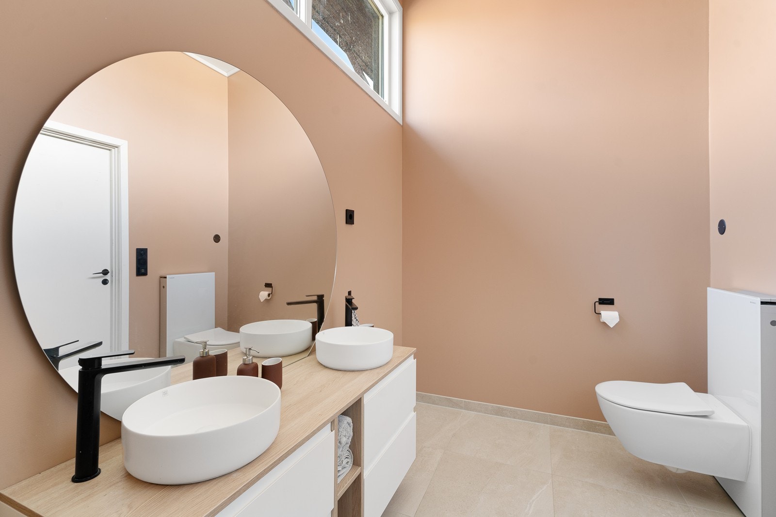 Vegghengt toalett, god baderomsinnredning og dusj Galleribilde