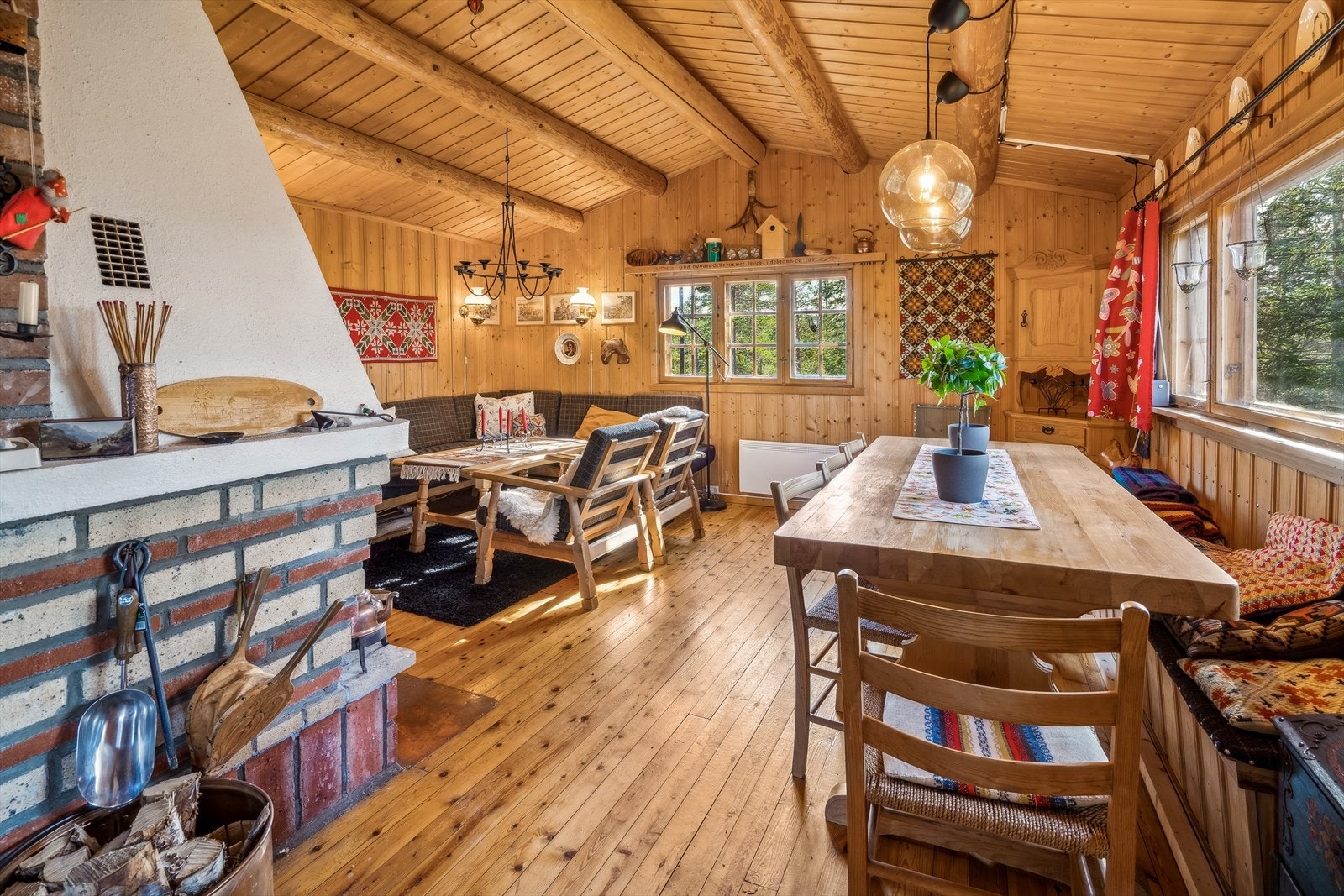 God takhøyde og åpen løsning går gjennom hyttas oppholdsrom Galleribilde