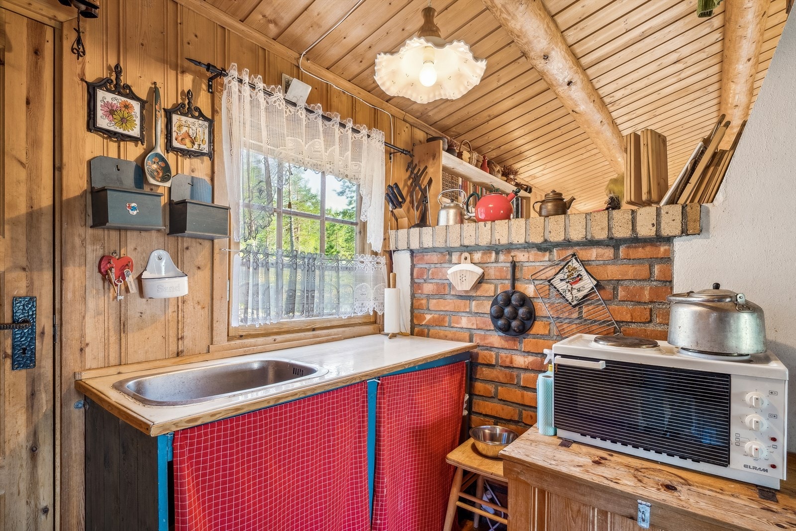 Er ikke så mye man må trenger på kjøkkenet i hytta til at du får laget den maten du trenger Galleribilde