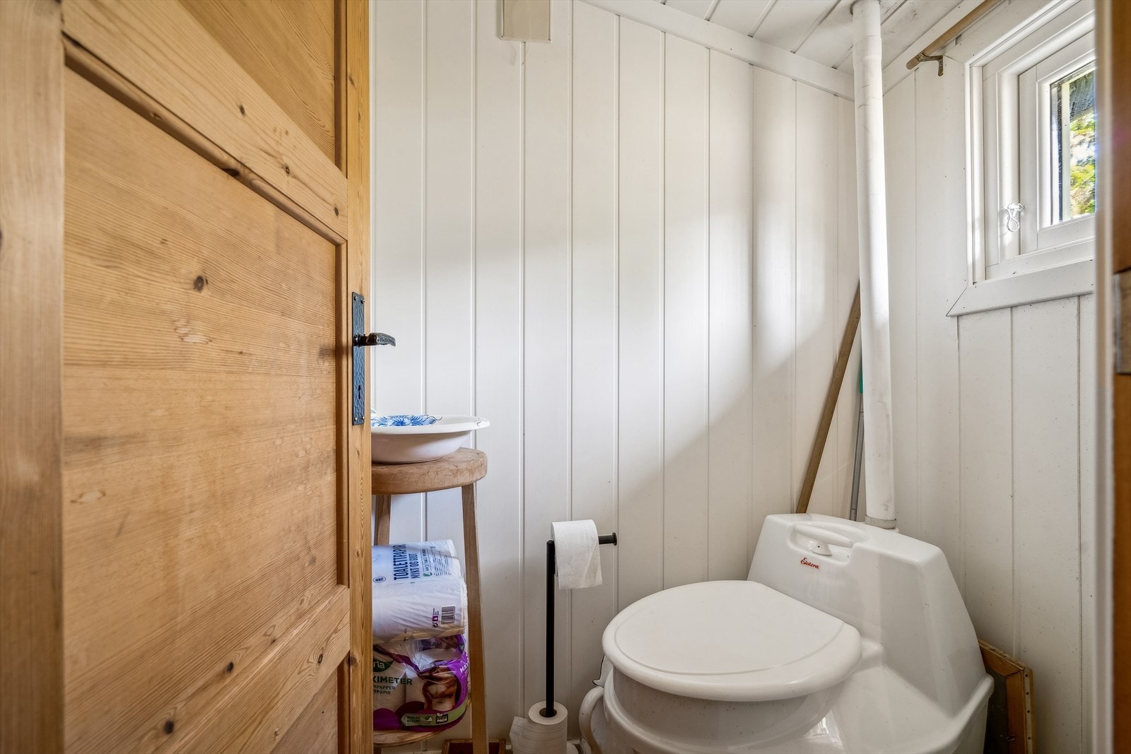 Badet inneholder kun det minimalet av hva et bad behøver. Forbrenningstoalett og vaskevannsfat Galleribilde