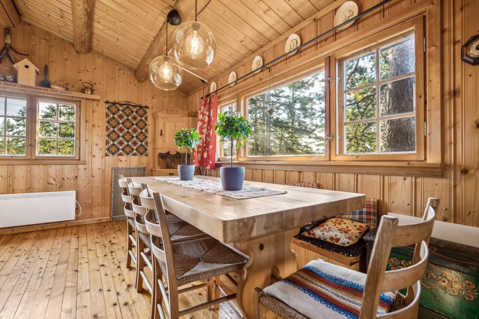 Spisestua har nok plass til alle denne hytta kan romme Galleribilde