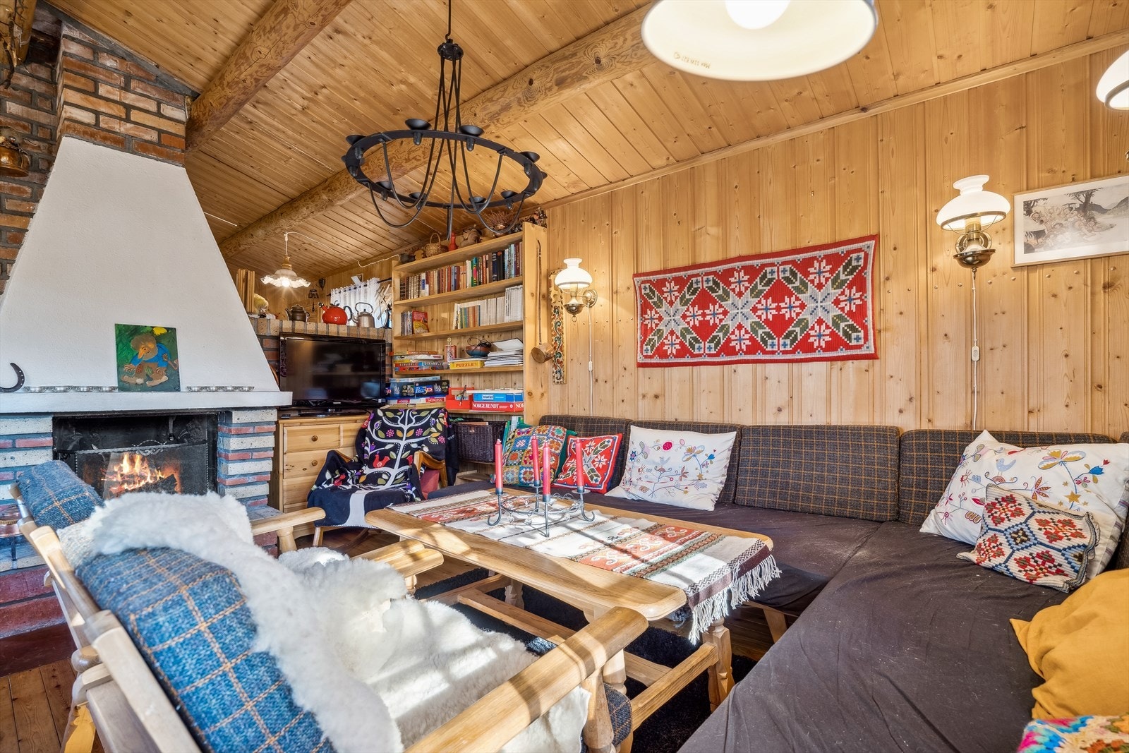 Stue med plass til stor sittegruppe som rommer hele familien Galleribilde